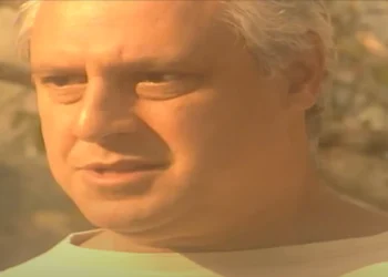 A Viagem: Otávio pede para voltar à Terra ao ver aproximação entre Téo e Diná e se desespera: “Não vou suportar”