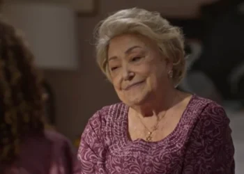 Rosa (Suely Franco) e Sofia (Elis Cabral) em Dona de Mim (Foto: Reprodução/TV Globo)