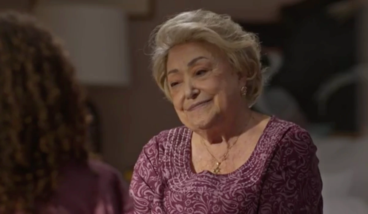 Rosa (Suely Franco) e Sofia (Elis Cabral) em Dona de Mim (Foto: Reprodução/TV Globo)