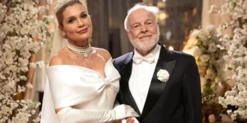 Sandra (Flávia Alessandra) e o Barão Deschamps (Jaime Leibovitch) em Êta Mundo Melhor (Foto: Angélica Goudinho/TV Globo)