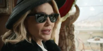 Sandra (Flávia Alessandra) em Êta Mundo Melhor (Foto: Reprodução/TV Globo)
