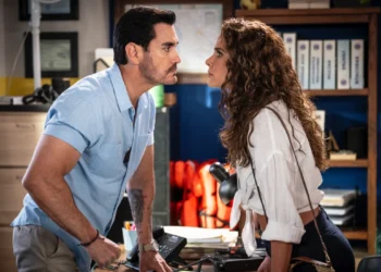 Fabián (David Zepeda) e Estrella (Eva Cedeno) em A.Mar (Foto: Divulgação/Televisa)