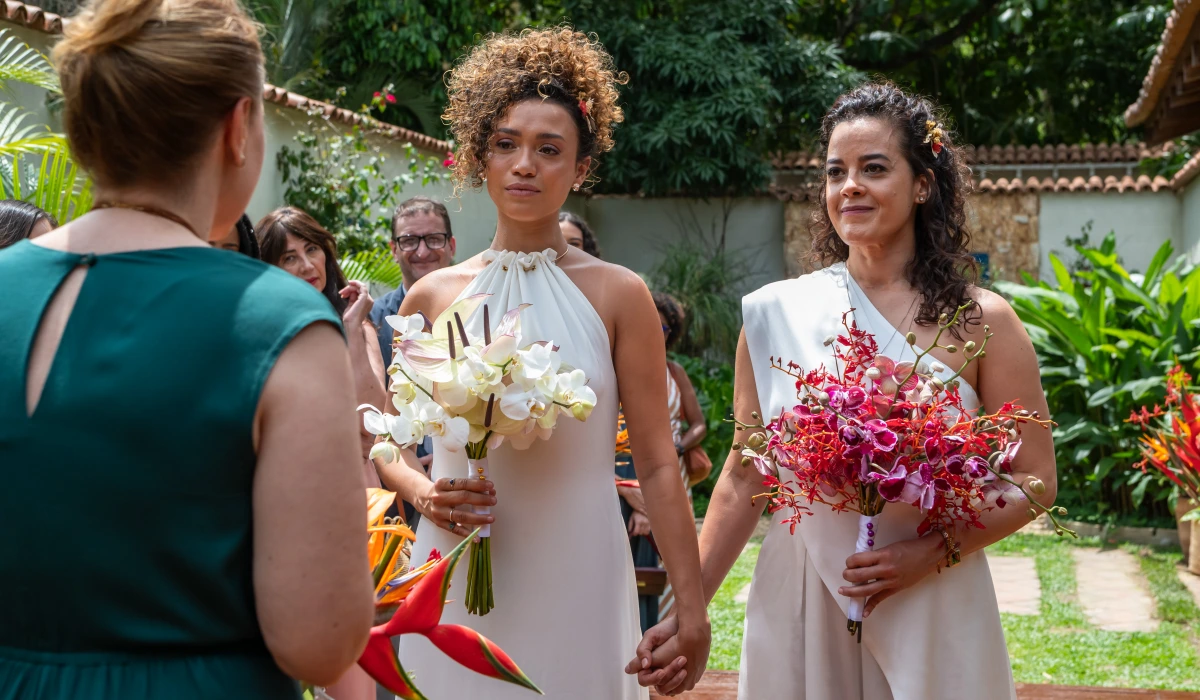Laís (Lorena Lima) e Cecília (Maeve Jinkings) em cerimônia no último capítulo de Vale Tudo (Foto: Estevam Avellar/TV Globo)