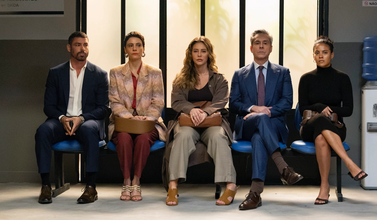 César (Cauã Reymond), Fátima (Bella Campos), Marco Aurélio (Alexandre Nero), Celina (Malu Galli) e Heleninha (Paolla Oliveira) em Vale Tudo (Foto: Manoella Mello/TV Globo)