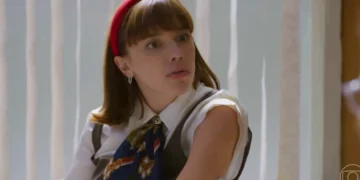 Solange (Alice Wegmann) em cena de merchan em Vale Tudo (Foto: Reprodução/TV Globo)
