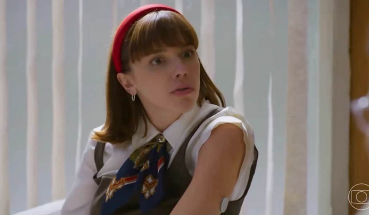 Solange (Alice Wegmann) em cena de merchan em Vale Tudo (Foto: Reprodução/TV Globo)