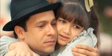 Celso e Anabela abraçados em cena de Êta Mundo Melhor.