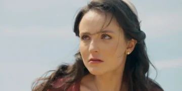 Estela com olhar de raiva em cena de Êta Mundo Melhor.