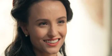 Estela sorrindo em cena de Êta Mundo Melhor.