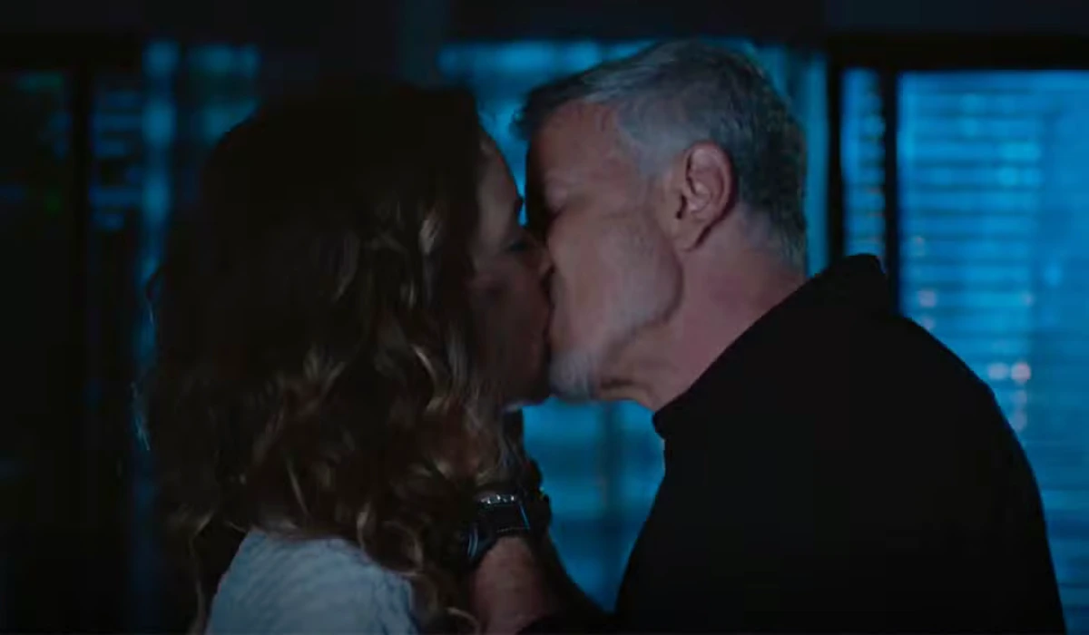 Filipa (Cláudia Abreu) e Jaques (Marcello Novaes) se beijam em Dona de Mim (Foto: Reprodução/TV Globo)