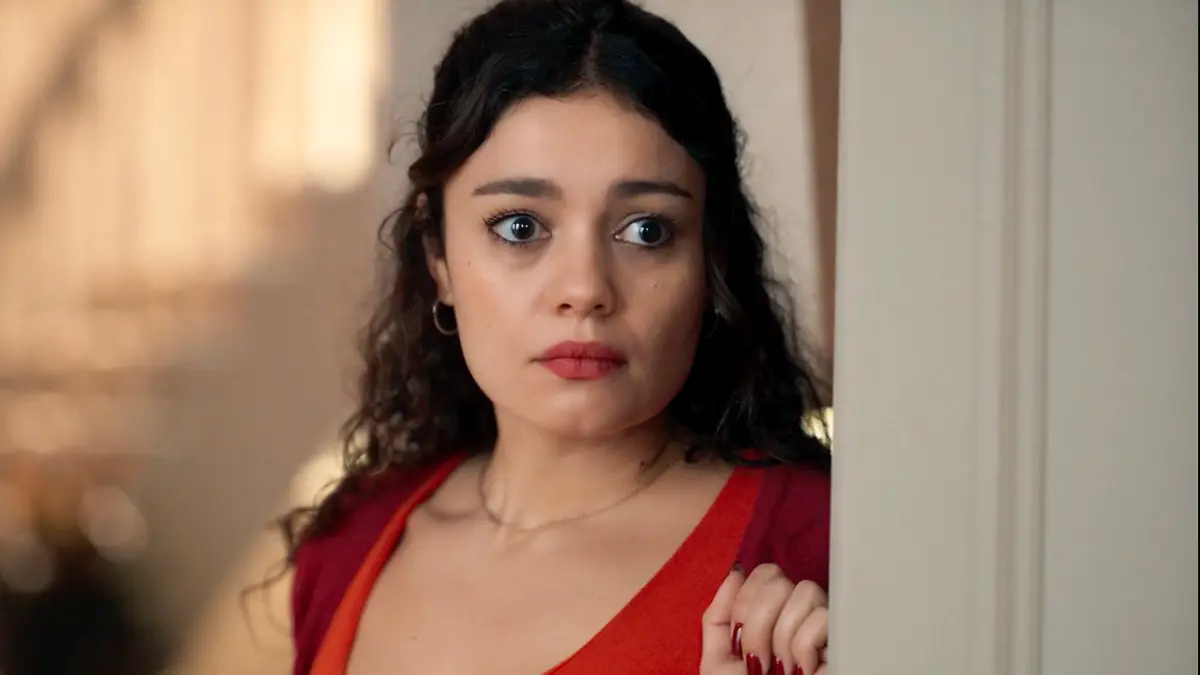 Gerluce assustada em cena de Três Graças.