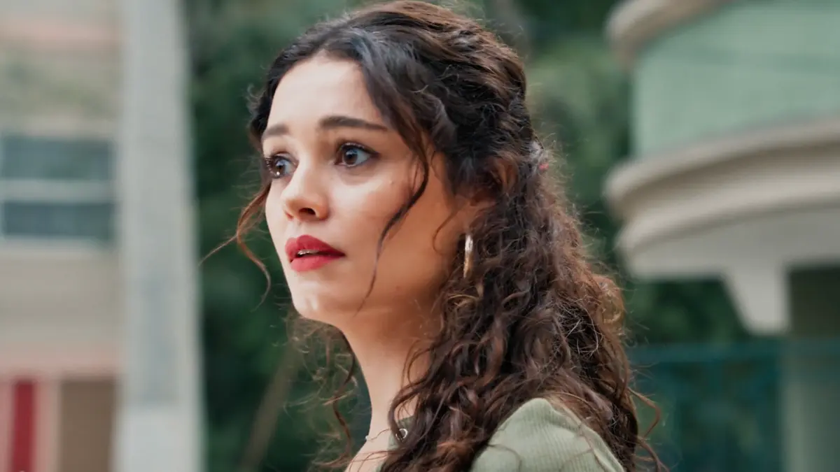 Gerluce com olhar de espanto em cena de Três Graças.