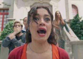 Gerluce (Sophie Charlotte) em cena que encerraria o capítulo de ontem (30) de Três Graças (Foto: Reprodução/TV Globo)