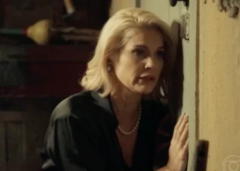 Sandra (Flávia Alessandra) em Êta Mundo Melhor (Foto: Reprodução/TV Globo)