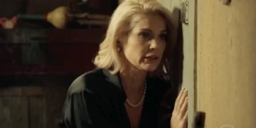 Sandra (Flávia Alessandra) em Êta Mundo Melhor (Foto: Reprodução/TV Globo)
