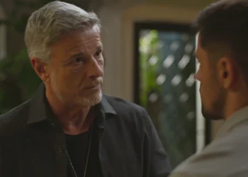 Jaques (Marcello Novaes) e Danilo (Felipe Simas) em Dona de Mim (Foto: Reprodução/TV Globo)