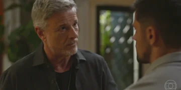 Jaques (Marcello Novaes) e Danilo (Felipe Simas) em Dona de Mim (Foto: Reprodução/TV Globo)