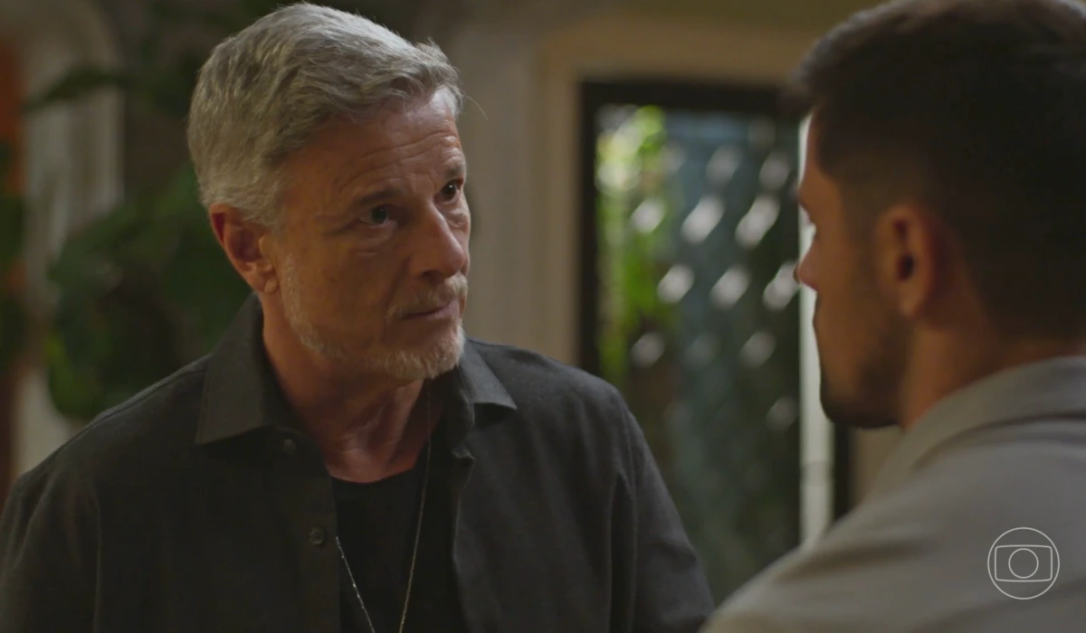 Jaques (Marcello Novaes) e Danilo (Felipe Simas) em Dona de Mim (Foto: Reprodução/TV Globo)