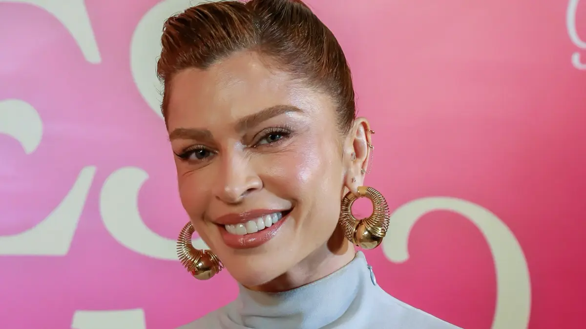 Grazi Massafera interpreta Arminda em Três Graças.