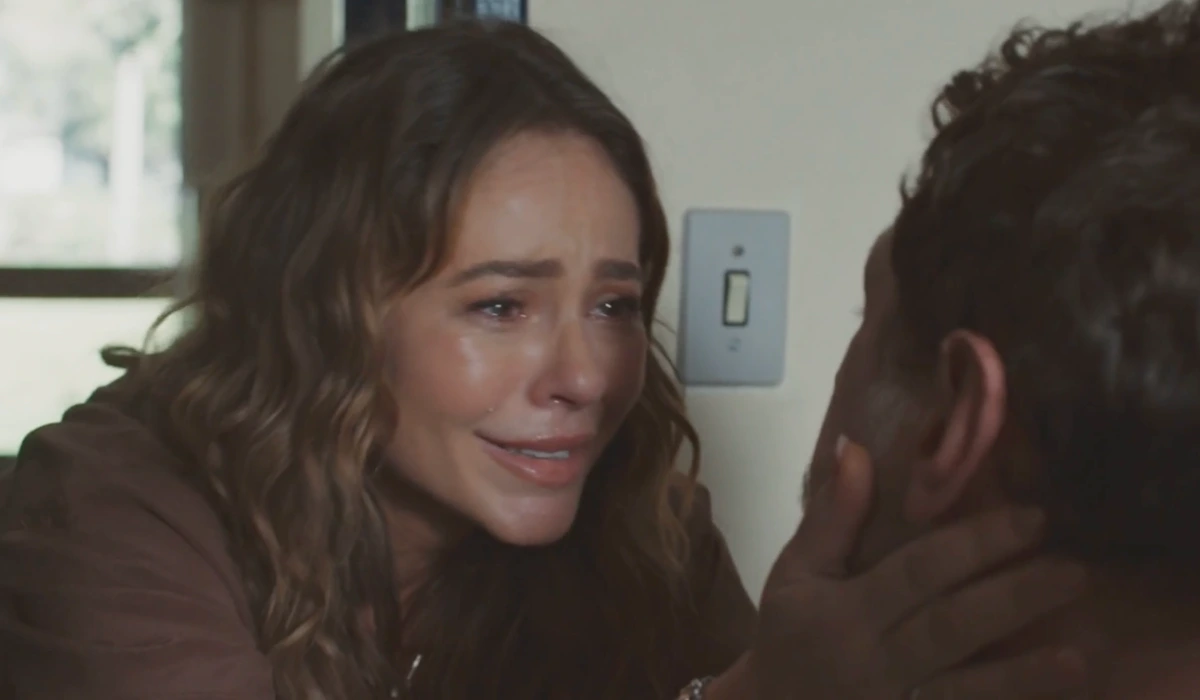 Heleninha (Paolla Oliveira) encontra Leonardo (Guilherme Magon) em Vale Tudo (Foto: Reprodução/TV Globo)