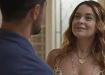 Dona de Mim: Sem perceber, Filipa ingere comprimido comprado por Danilo e finalmente se salva da sabotagem de Jaques