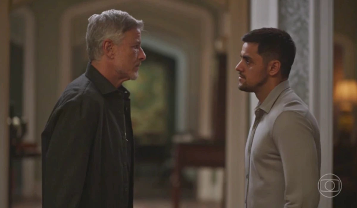 Jaques (Marcello Novaes) tem embate com Danilo (Felipe Simas) em Dona de Mim (Foto: Reprodução/TV Globo)