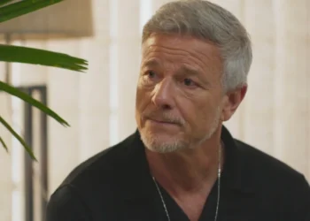 Jaques (Marcello Novaes) e Samuel (Juan Paiva) em Dona de Mim (Foto: Reprodução/TV Globo)
