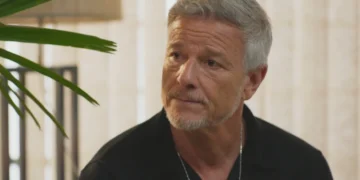 Jaques (Marcello Novaes) e Samuel (Juan Paiva) em Dona de Mim (Foto: Reprodução/TV Globo)