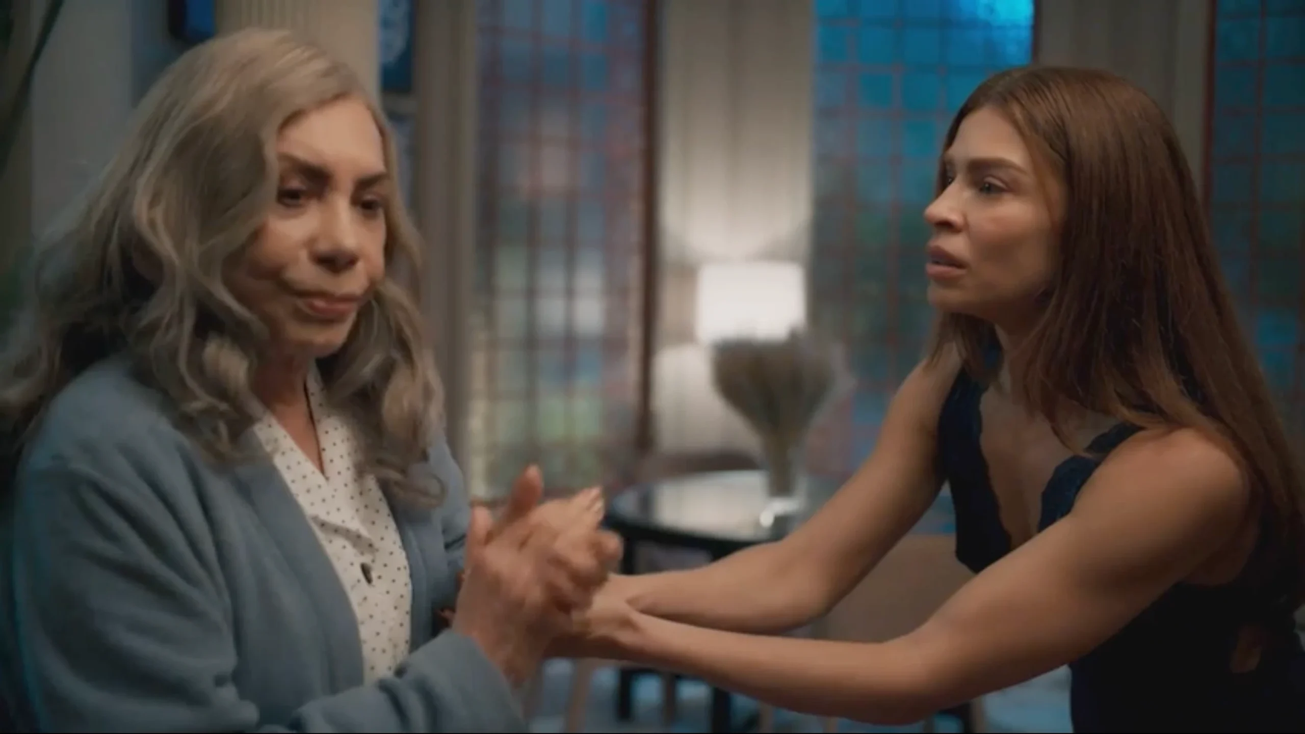 Josefa (Arlete Salles) e Arminda (Grazi Massafera) em Três Graças (Foto: Reprodução/TV Globo)