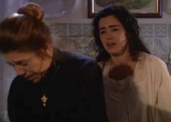 Embriagada, Mariana confessa a Juliana que o filho dela está vivo e que o levou para adoção: “Foi chorando pelo caminho”