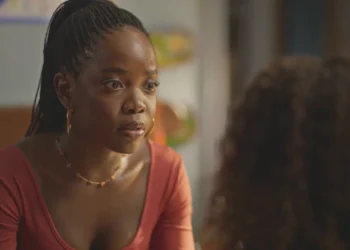 Leona (Clara Moneke) em Dona de Mim (Foto: Reprodução/TV Globo)