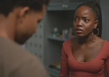 Leona (Clara Moneke) rejeita Samuel (Juan Paiva) em Dona de Mim (Foto: Reprodução/TV Globo)