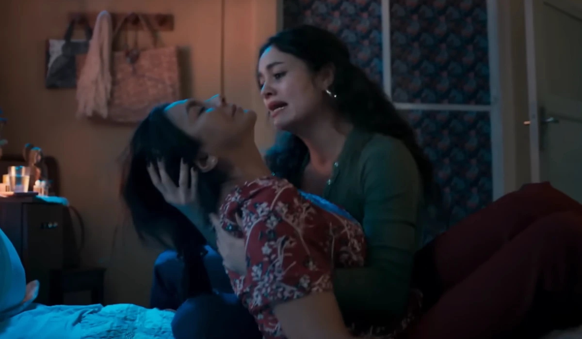 Gerluce (Sophie Charlotte) encontra Lígia (Dira Paes) desacordada em Três Graças (Foto: Reprodução/TV Globo)