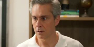Marco Aurélio, personagem de Alexandre Nero, vestindo uma camisa polo branca, em cena de Vale Tudo.