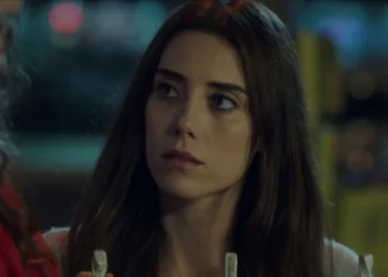 Zeynep Güneş (Cansu Dere) em cena da novela Mãe (Foto: Reprodução/Record)