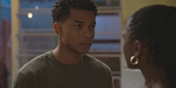 Samuel (Juan Paiva) e Leona (Clara Moneke) em Dona de Mim (Foto: Reprodução/TV Globo)