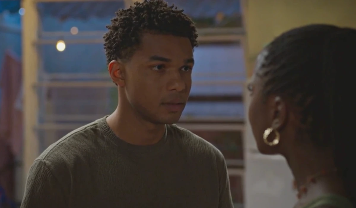 Samuel (Juan Paiva) e Leona (Clara Moneke) em Dona de Mim (Foto: Reprodução/TV Globo)