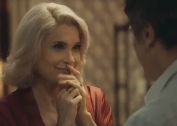 Sandra (Flávia Alessandra) em Êta Mundo Melhor (Foto: Reprodução/TV Globo)