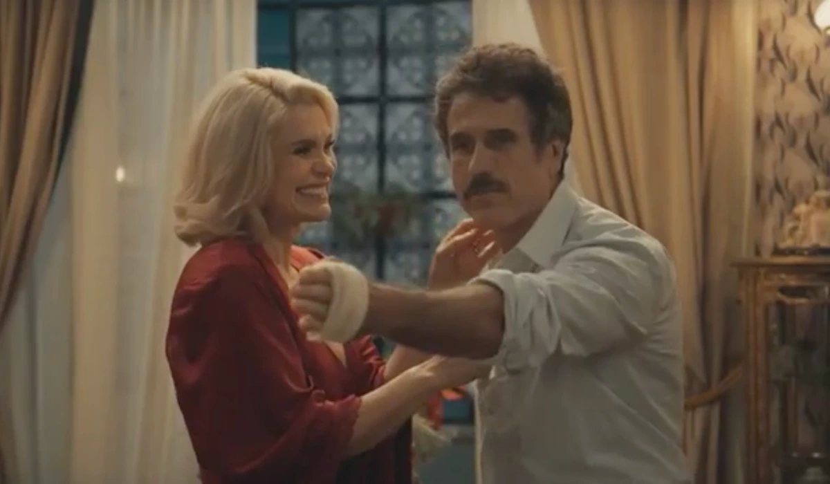 Sandra (Flávia Alessandra) e Ernesto (Eriberto Leão) em Êta Mundo Melhor (Foto: Reprodução/TV Globo)