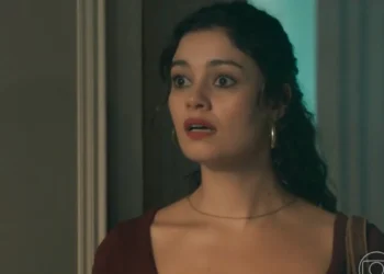 Gerluce (Sophie Charlotte) em cena do primeiro capítulo de Três Graças (Foto: Reprodução/TV Globo)