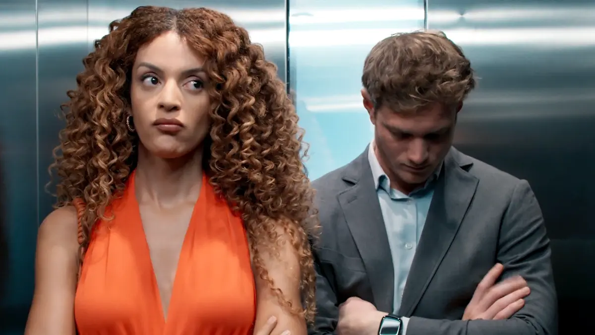 Viviane (à esquerda) e Leonardo de braços cruzados e cabeça baixa (à direita).