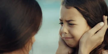 Melek, à direita, com semblante de choro, enquanto Zeynep a olha com ternura.