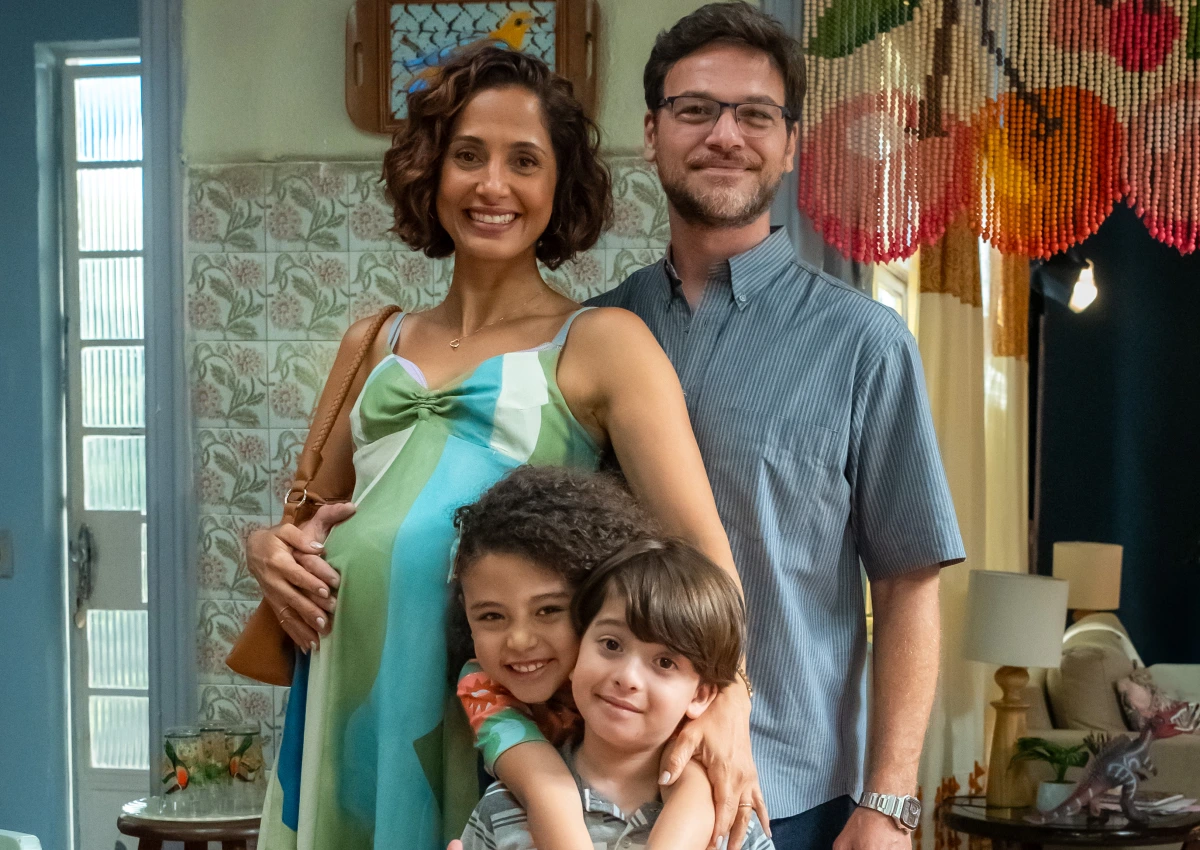 Ellen (Camila Pitanga) e Hudson (Emilio Dantes) com Igor (Theo Matos) e Sofia (Elis Cabral) em Dona de Mim (Foto: Estevam Avellar/TV Globo)