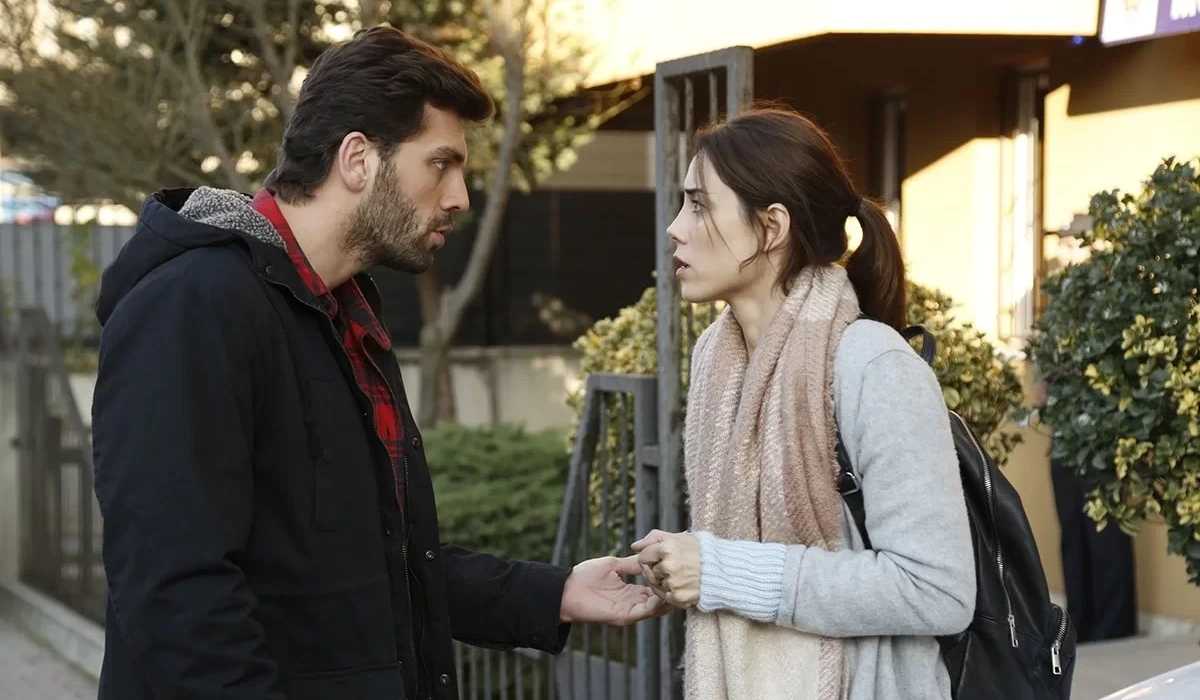 Ali (Can Nergis) e Zeynep (Cansu Dere) em cena de Mãe (Foto: Divulgação/Record)