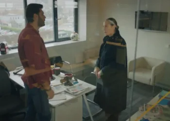 Novela Mãe: Gonul impede Ali de publicar o caso de Melek no jornal e o ameaça caso insista: “Eu mesma te mato”