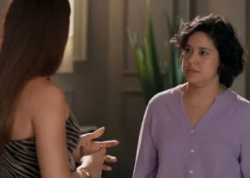 Arminda (Grazi Massafera) e Cláudia (Lorrana Moussinho) em Três Graças (Foto: Reprodução/TV Globo)