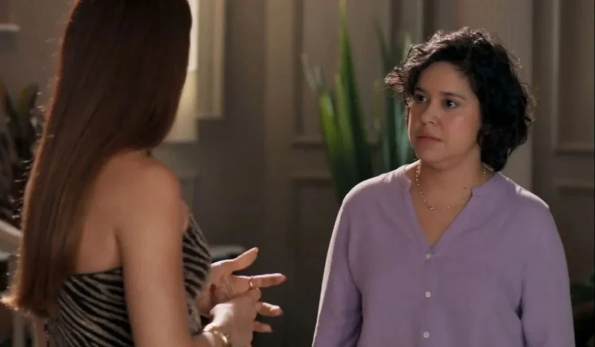 Arminda (Grazi Massafera) e Cláudia (Lorrana Moussinho) em Três Graças (Foto: Reprodução/TV Globo)