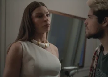 Arminda (Grazi Massafera) e Raul (Paulo Mendes) em Três Graças (Foto: Reprodução/TV Globo)