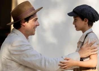 Candinho (Sergio Guizé) e Samir (Davi Malizia) em Êta Mundo Melhor (Foto: Fábio Rocha/TV Globo)