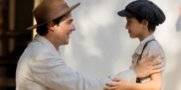 Candinho (Sergio Guizé) e Samir (Davi Malizia) em Êta Mundo Melhor (Foto: Fábio Rocha/TV Globo)